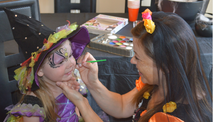 An image showing face painting with Snazaroo face paints
